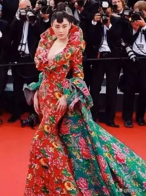 女星奇葩禮服:楊冪海苔裙,劉詩詩五花肉,賈靜雯貴賓犬,她最辣眼!