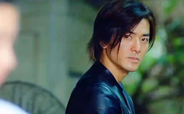 演陳浩南爆紅,54歲男星消失9年成隱世樓王,身價飆6億近況曝,瀟灑又自由