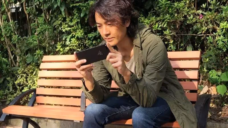 演陳浩南爆紅,54歲男星消失9年成隱世樓王,身價飆6億近況曝,瀟灑又自由