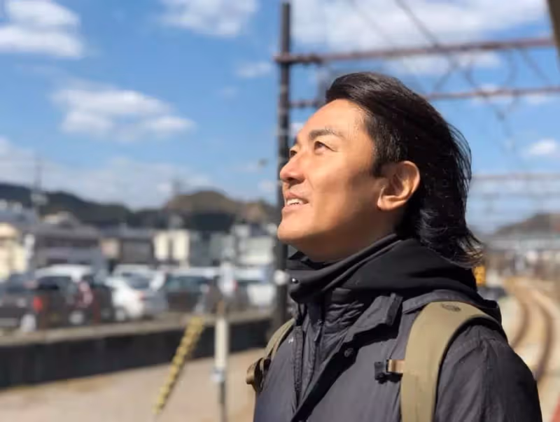 演陳浩南爆紅,54歲男星消失9年成隱世樓王,身價飆6億近況曝,瀟灑又自由