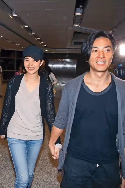 演陳浩南爆紅,54歲男星消失9年成隱世樓王,身價飆6億近況曝,瀟灑又自由