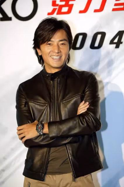 演陳浩南爆紅,54歲男星消失9年成隱世樓王,身價飆6億近況曝,瀟灑又自由