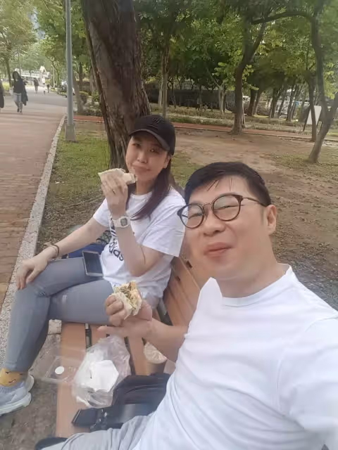 堅持只租不買房,金鐘男配北漂30年不願在台北買房背後原因曝光,為妻小租屋文山區30坪,錢全花她們身上