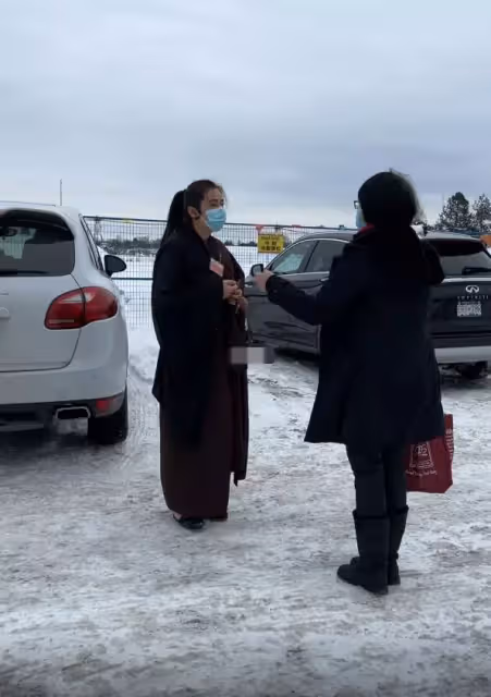 56歲王祖賢近照曝光!現身「寺廟拜佛」被拍 「穿僧衣」也藏不住顏值氣質:皮膚超好