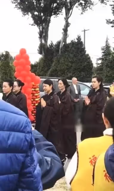 56歲王祖賢近照曝光!現身「寺廟拜佛」被拍 「穿僧衣」也藏不住顏值氣質:皮膚超好