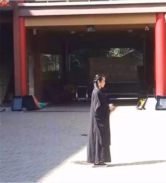 56歲王祖賢近照曝光!現身「寺廟拜佛」被拍 「穿僧衣」也藏不住顏值氣質:皮膚超好
