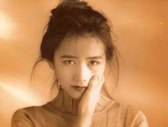 她嫁給了比金城武還帥的男人,衝浪意外毀容,卻被寵了整整17年