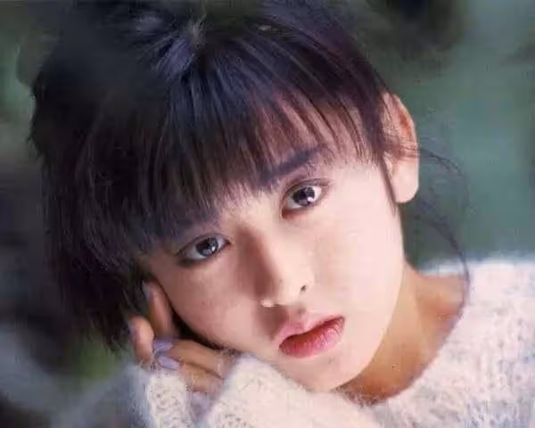 她嫁給了比金城武還帥的男人,衝浪意外毀容,卻被寵了整整17年