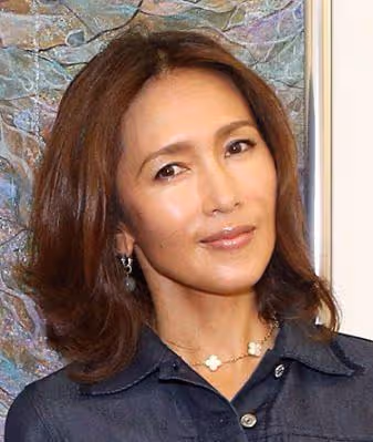 她嫁給了比金城武還帥的男人,衝浪意外毀容,卻被寵了整整17年