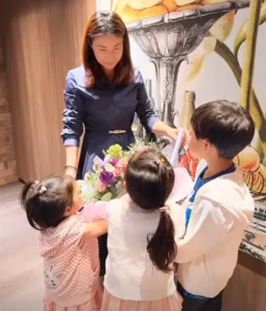 霍啟剛3子女母親節給郭晶晶獻花,霍啟山表白朱玲玲,38歲仍未婚