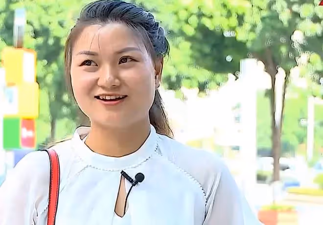 29歲女子來相親，給了男子的女兒一個擁抱，女兒喊媽媽讓人淚目