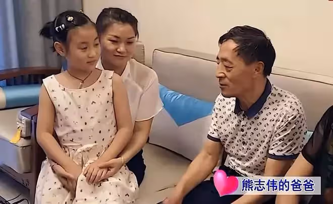 29歲女子來相親,給了男子的女兒一個擁抱,女兒喊媽媽讓人淚目