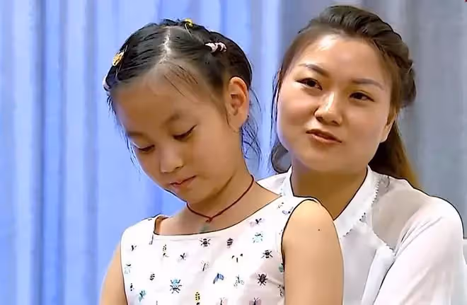 29歲女子來相親,給了男子的女兒一個擁抱,女兒喊媽媽讓人淚目