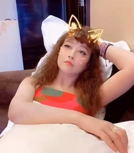 55歲周海媚曬視訊美顏濾鏡夸張！粉底塗抹太厚重，網友直呼不敢認