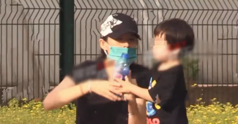 章子怡在公園裡遛娃被拍，哄兒子喝水有耐心，穿運動裝雙腿細長