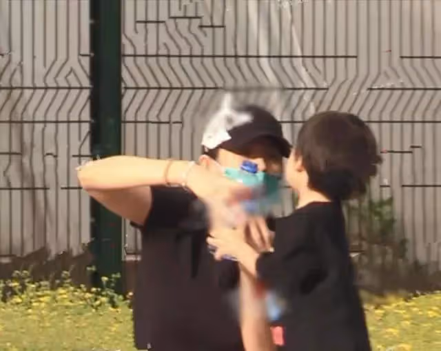 章子怡在公園裡遛娃被拍,哄兒子喝水有耐心,穿運動裝雙腿細長