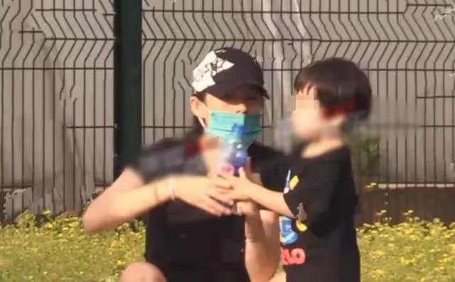 章子怡在公園裡遛娃被拍,哄兒子喝水有耐心,穿運動裝雙腿細長