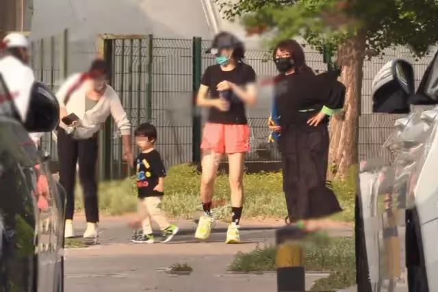 章子怡在公園裡遛娃被拍,哄兒子喝水有耐心,穿運動裝雙腿細長