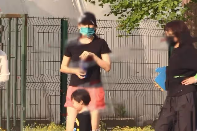 章子怡在公園裡遛娃被拍,哄兒子喝水有耐心,穿運動裝雙腿細長