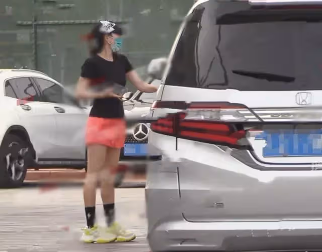 章子怡在公園裡遛娃被拍,哄兒子喝水有耐心,穿運動裝雙腿細長