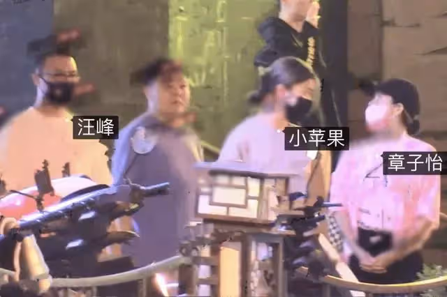 章子怡在公園裡遛娃被拍,哄兒子喝水有耐心,穿運動裝雙腿細長