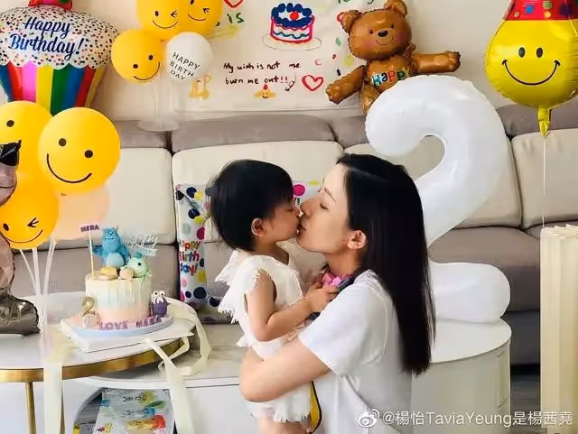 楊怡母親節感慨媽媽偉大,透露在家帶娃當壞人角色,不打算生三胎