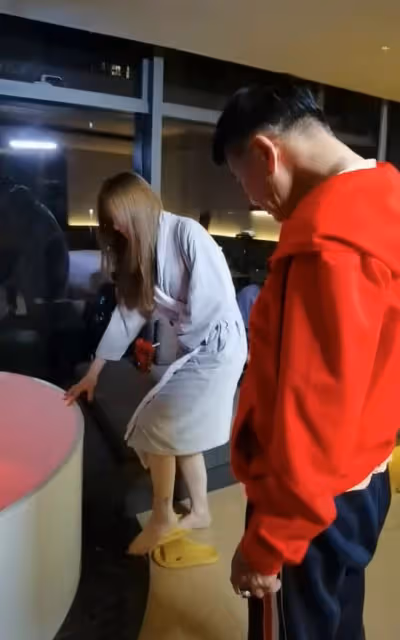 64歲萬梓良曬電影花絮，指導沐浴戲惹爭議，命女演員穿浴袍躺浴缸