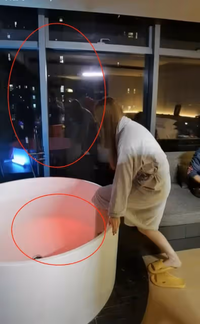 64歲萬梓良曬電影花絮，指導沐浴戲惹爭議，命女演員穿浴袍躺浴缸