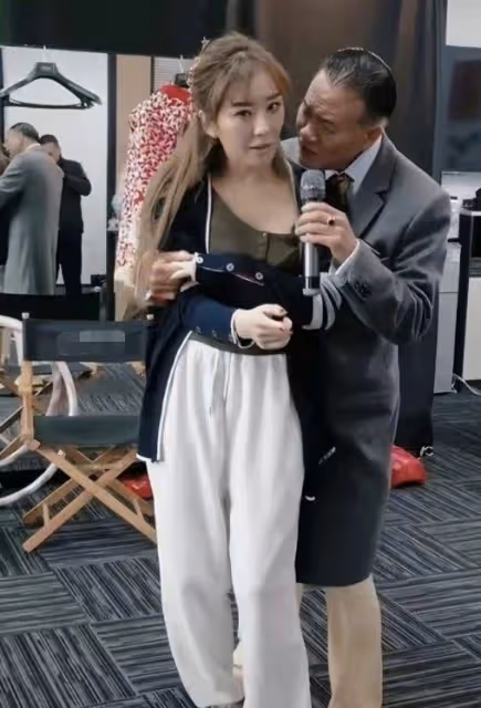 64歲萬梓良曬電影花絮,指導沐浴戲惹爭議,命女演員穿浴袍躺浴缸