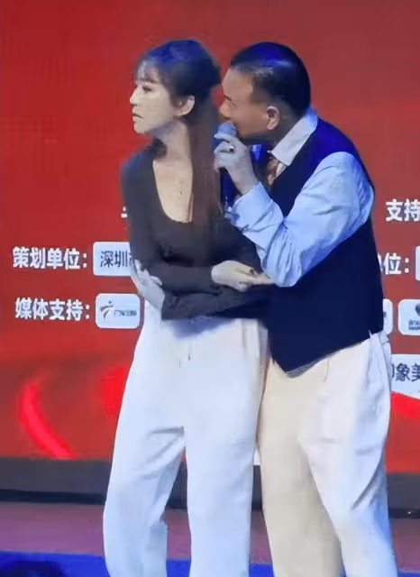 64歲萬梓良曬電影花絮,指導沐浴戲惹爭議,命女演員穿浴袍躺浴缸