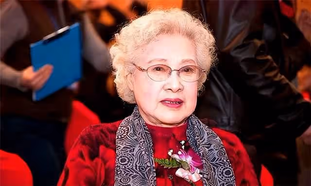 百歲藝術家秦怡病逝!歷經兩段悲慘婚姻,照顧精神分裂症兒子43年