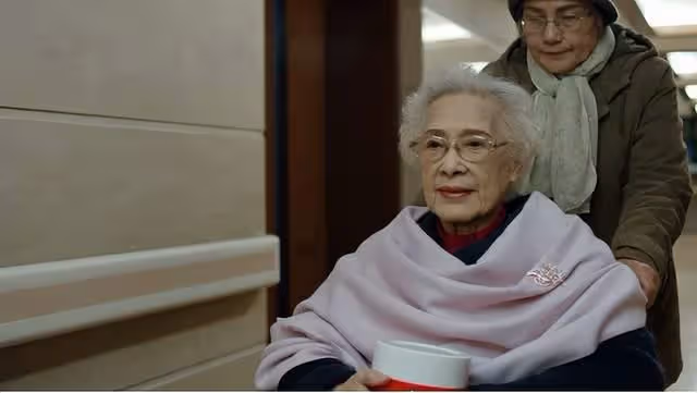 百歲藝術家秦怡病逝！歷經兩段悲慘婚姻，照顧精神分裂症兒子43年