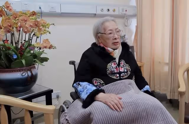 百歲藝術家秦怡病逝！歷經兩段悲慘婚姻，照顧精神分裂症兒子43年