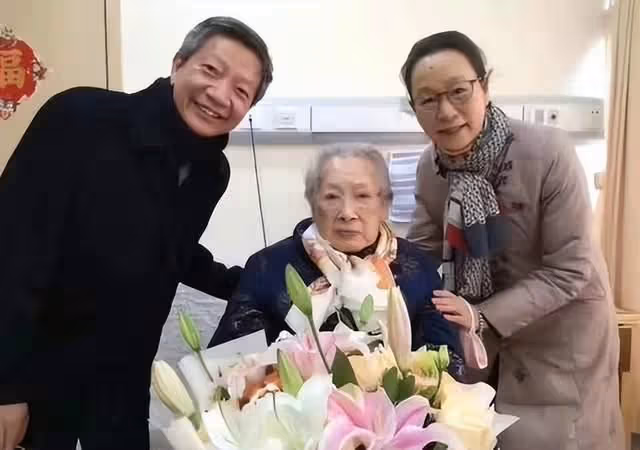 百歲藝術家秦怡病逝！歷經兩段悲慘婚姻，照顧精神分裂症兒子43年