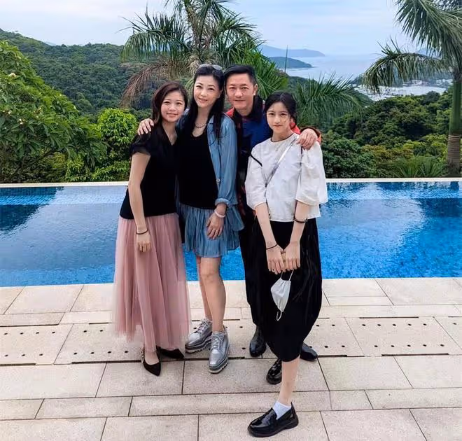 劉小慧長女日本留學歸來,一家四口分離2年團聚,倆女兒美貌出眾