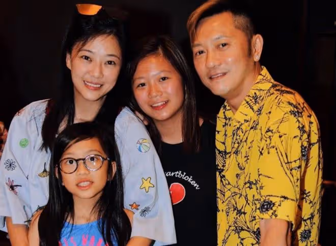 劉小慧長女日本留學歸來,一家四口分離2年團聚,倆女兒美貌出眾