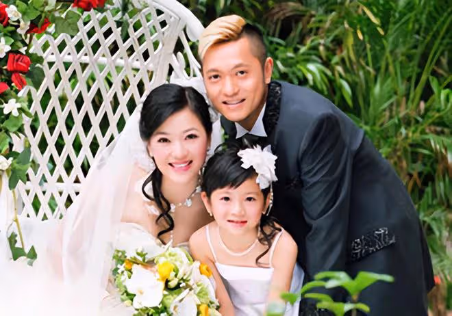 劉小慧長女日本留學歸來,一家四口分離2年團聚,倆女兒美貌出眾