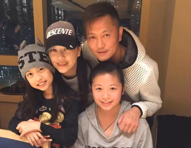 劉小慧長女日本留學歸來,一家四口分離2年團聚,倆女兒美貌出眾