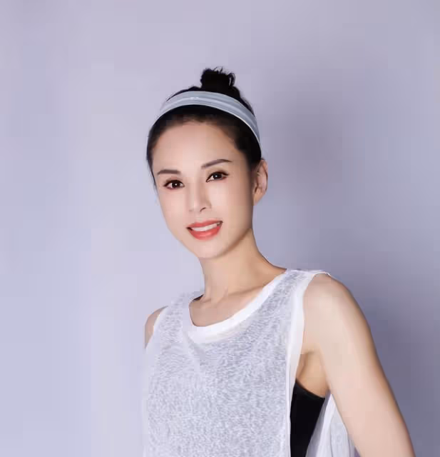 母女隔空互動！55歲李若彤直播間連線母親，被指繼承對方美貌