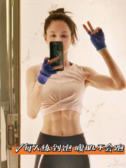 母女隔空互動！55歲李若彤直播間連線母親，被指繼承對方美貌