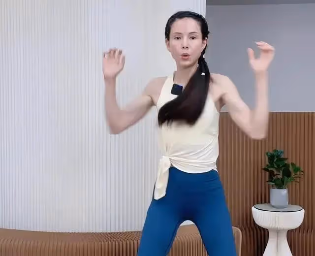 母女隔空互動！55歲李若彤直播間連線母親，被指繼承對方美貌