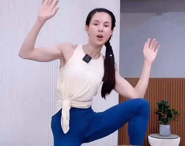 母女隔空互動！55歲李若彤直播間連線母親，被指繼承對方美貌