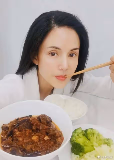 母女隔空互動！55歲李若彤直播間連線母親，被指繼承對方美貌