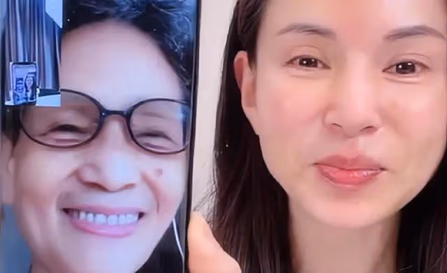 母女隔空互動！55歲李若彤直播間連線母親，被指繼承對方美貌