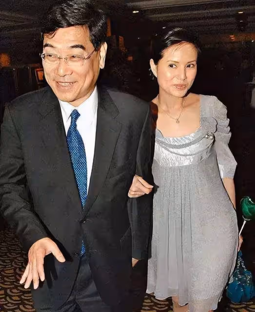 母女隔空互動！55歲李若彤直播間連線母親，被指繼承對方美貌