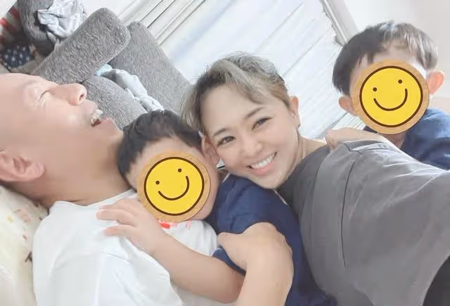 開心疊羅漢，蒼老師躺在光頭老公胸膛很開心，一家人其樂融融