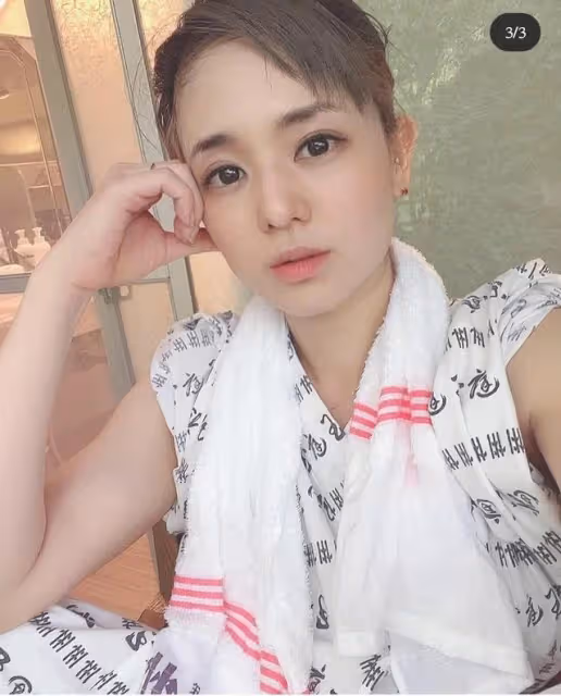 開心疊羅漢，蒼老師躺在光頭老公胸膛很開心，一家人其樂融融