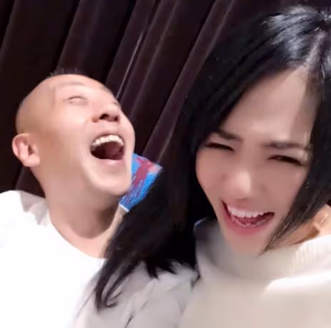 開心疊羅漢，蒼老師躺在光頭老公胸膛很開心，一家人其樂融融