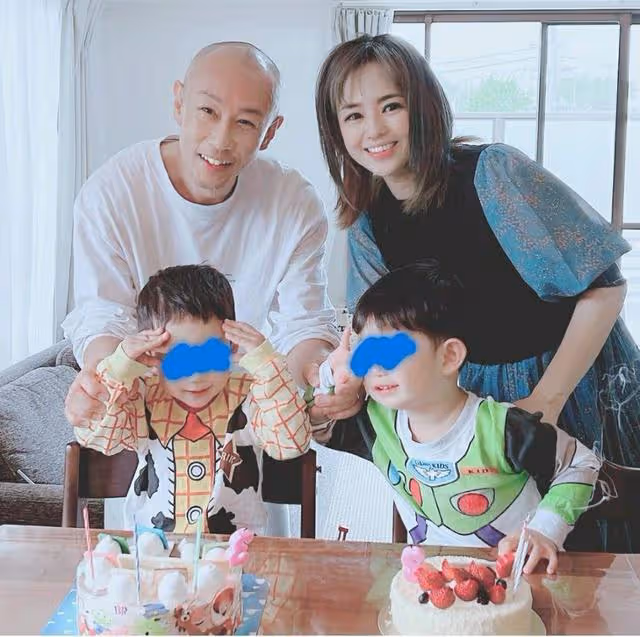 開心疊羅漢，蒼老師躺在光頭老公胸膛很開心，一家人其樂融融
