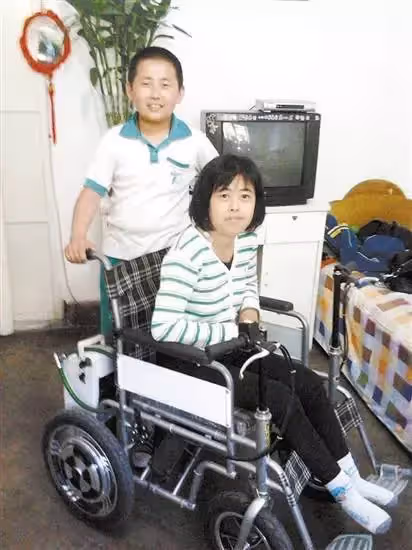 母重病父離棄!10歲男孩扛起家庭重擔,「五年走8000公里」帶母求醫,給媽媽買營養餐自己捨不得吃:都是媽媽的希望!